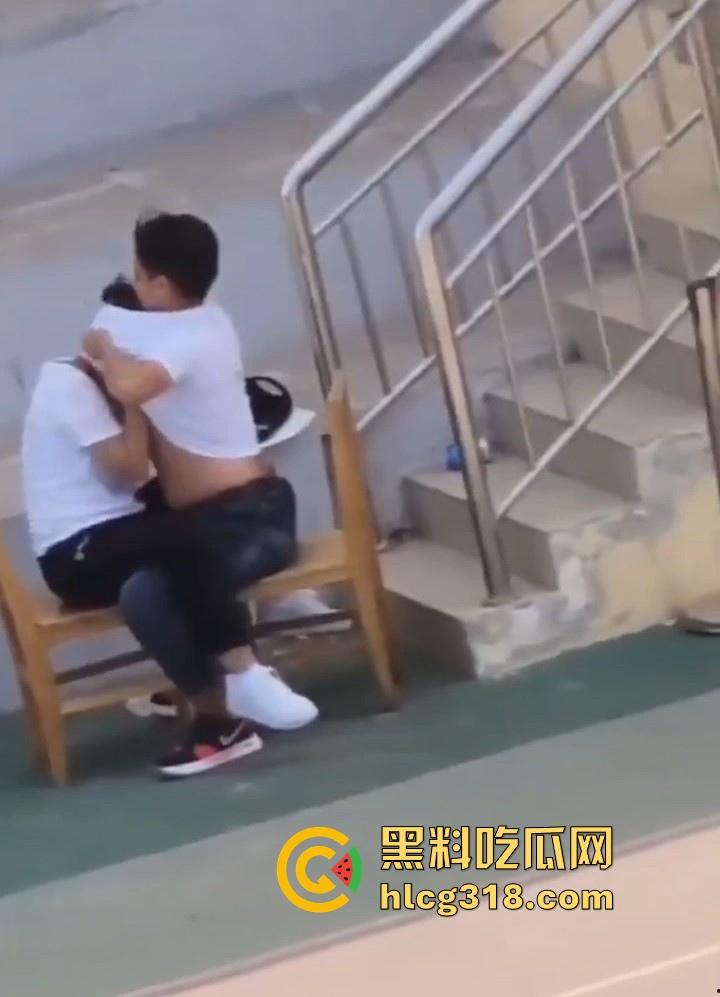 校园小情侣操场发情,精虫上脑饥渴难耐,白日宣淫骑乘,顶级巨乳撩衣揉奶激情缠绵!-3
