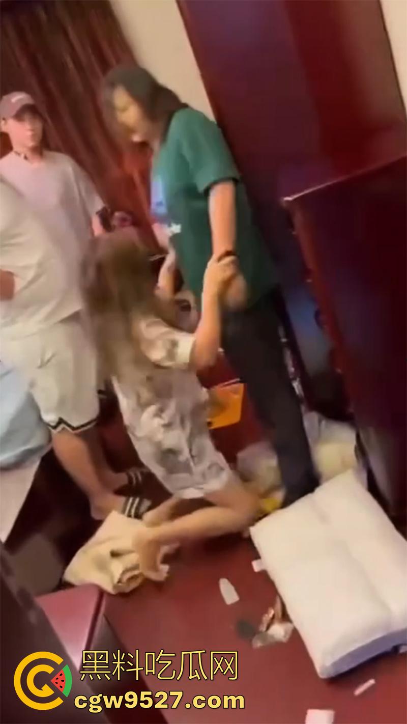 带人捉奸竟将自己抓走,女子发现老公出轨,带家人现场捉奸,疯狂殴打小三,结果警察到了竟把她抓了!-5