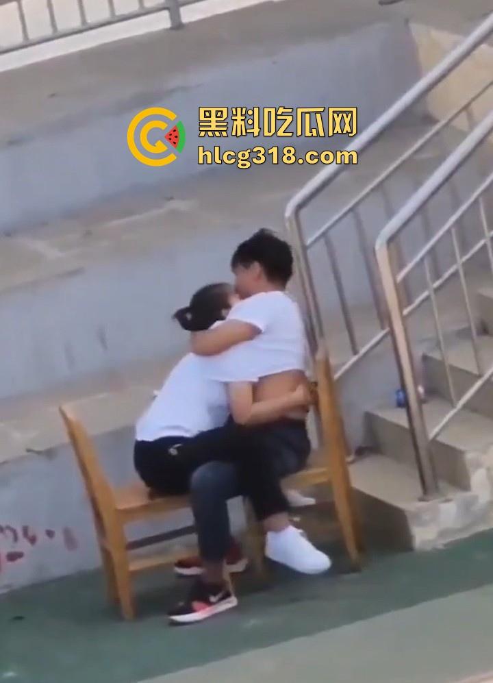校园小情侣操场发情,精虫上脑饥渴难耐,白日宣淫骑乘,顶级巨乳撩衣揉奶激情缠绵!-4