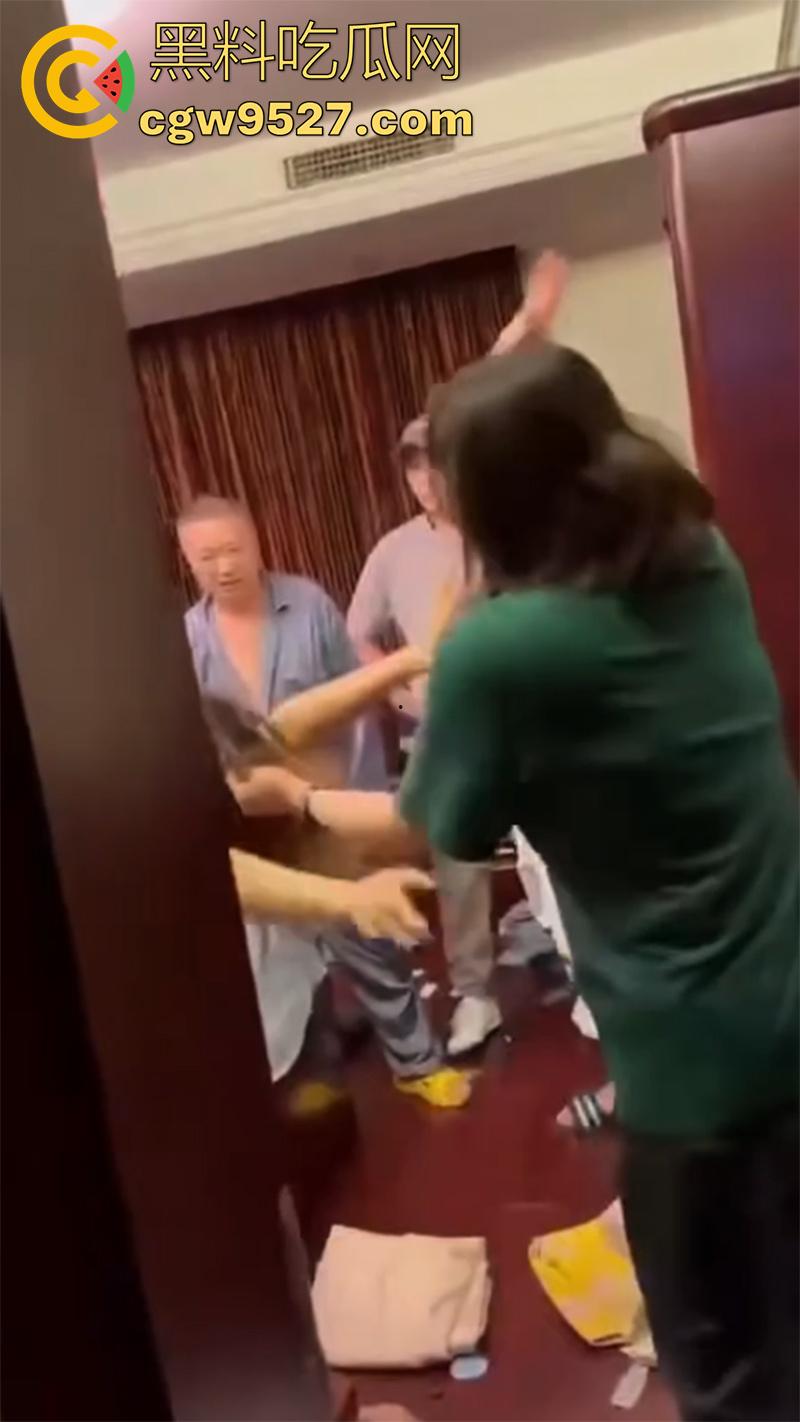 带人捉奸竟将自己抓走,女子发现老公出轨,带家人现场捉奸,疯狂殴打小三,结果警察到了竟把她抓了!-6