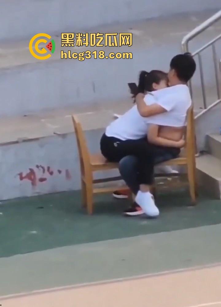 校园小情侣操场发情,精虫上脑饥渴难耐,白日宣淫骑乘,顶级巨乳撩衣揉奶激情缠绵!-5
