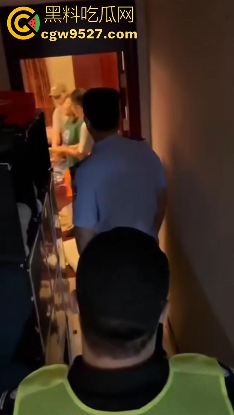 带人捉奸竟将自己抓走,女子发现老公出轨,带家人现场捉奸,疯狂殴打小三,结果警察到了竟把她抓了!-7