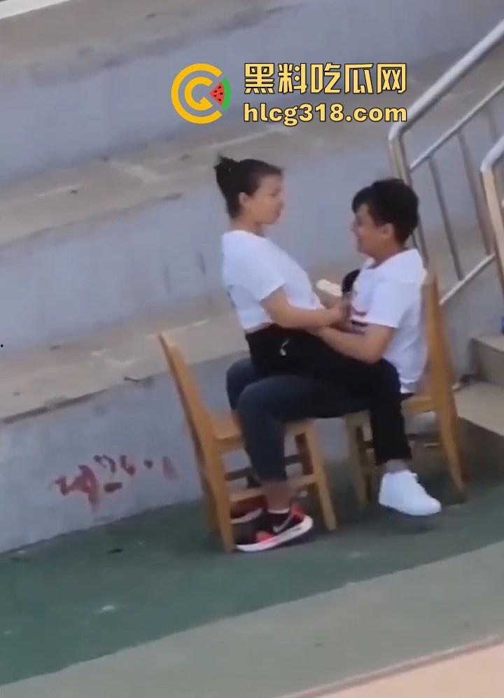 校园小情侣操场发情,精虫上脑饥渴难耐,白日宣淫骑乘,顶级巨乳撩衣揉奶激情缠绵!-6