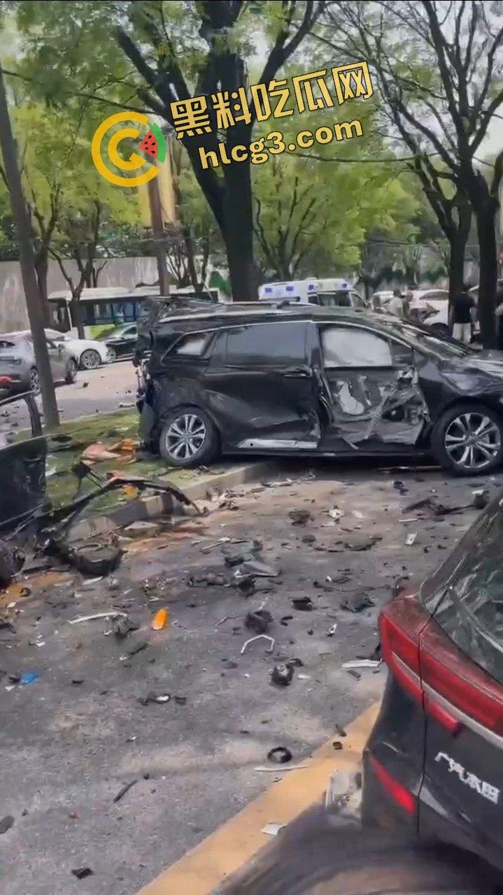 西安曲江 男司机突发疾病 车辆失控连撞多车 司机当场死亡 致4人受伤!-4