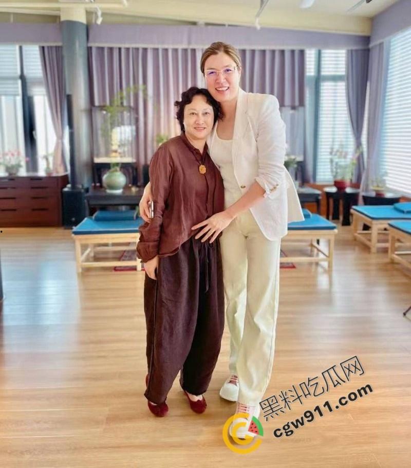 南京眼镜婊【朱长银】的诈骗帝国:勾引领导的大奶深喉吸精,靠身材换资源,骚穴裹屌无敌手-2