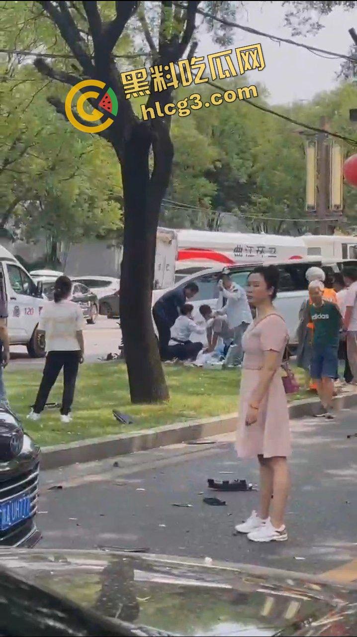 西安曲江 男司机突发疾病 车辆失控连撞多车 司机当场死亡 致4人受伤!-5
