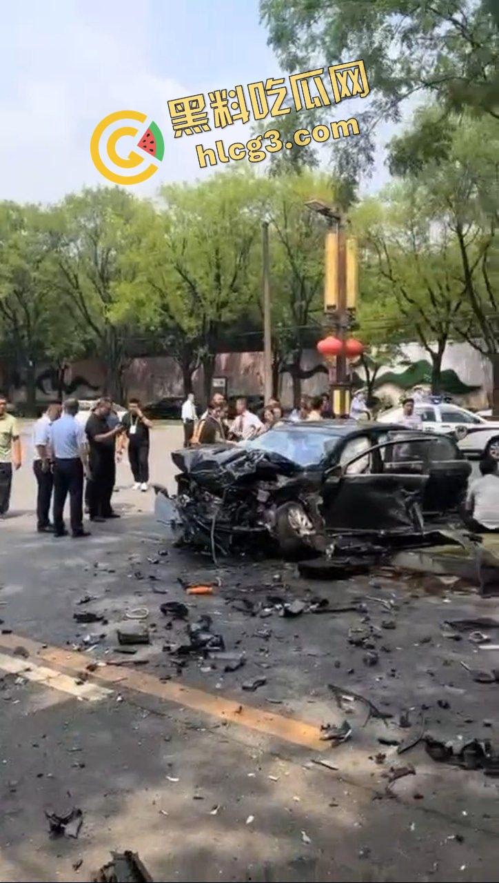 西安曲江 男司机突发疾病 车辆失控连撞多车 司机当场死亡 致4人受伤!-6