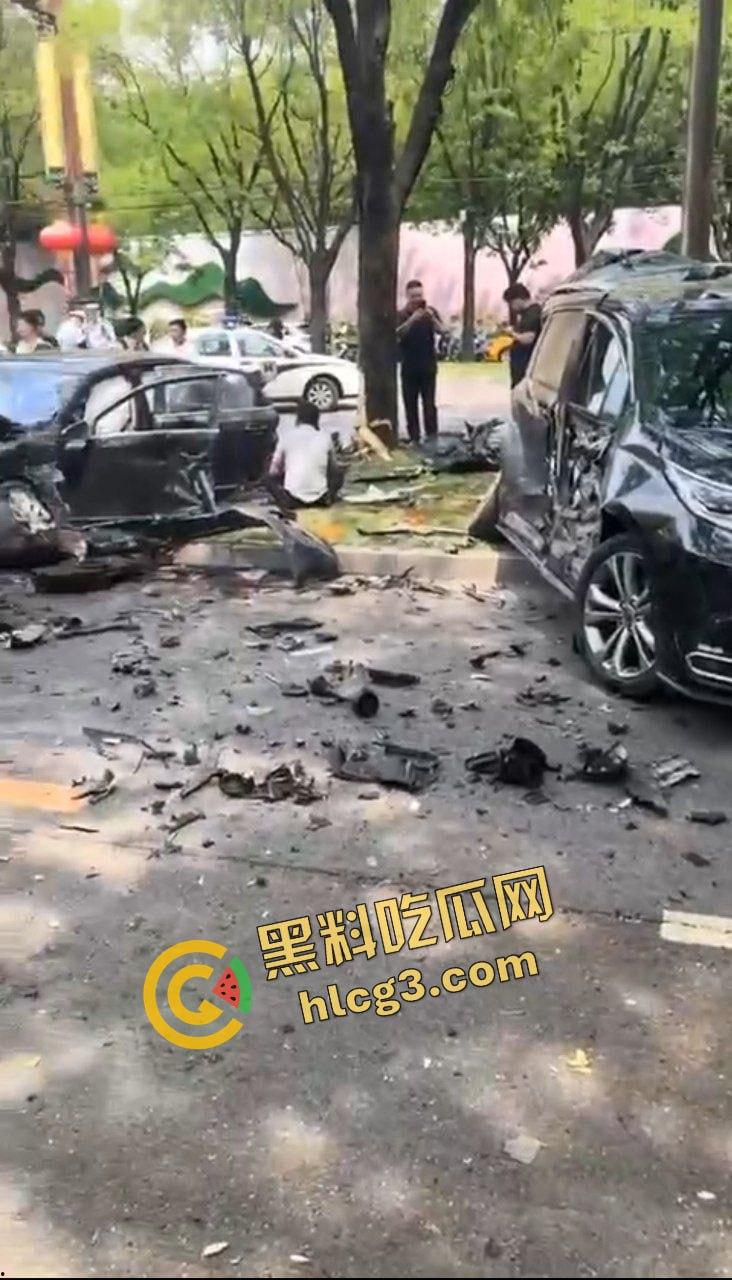 西安曲江 男司机突发疾病 车辆失控连撞多车 司机当场死亡 致4人受伤!-7