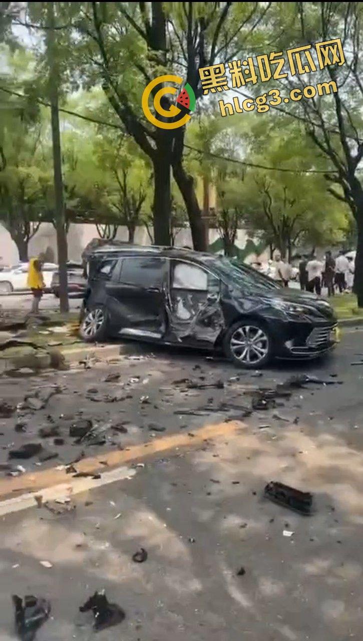 西安曲江 男司机突发疾病 车辆失控连撞多车 司机当场死亡 致4人受伤!-8