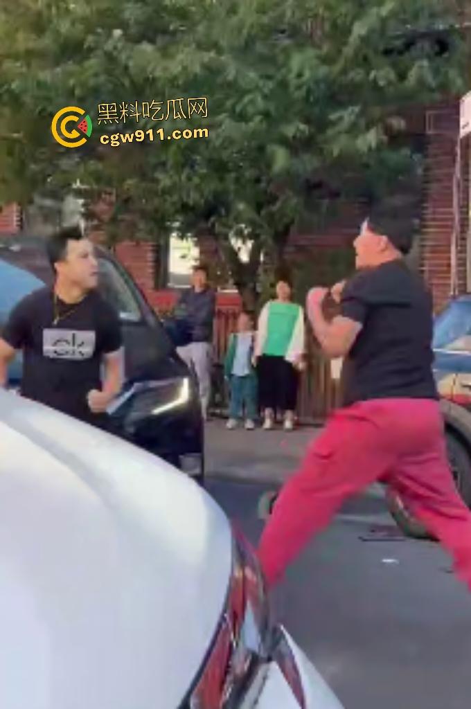 美国街头白人种族主义者狂喷黄种人歧视辱骂，被黄种拳皇暴揍成狗，嚣张叫嚣come here还挨拳反杀！