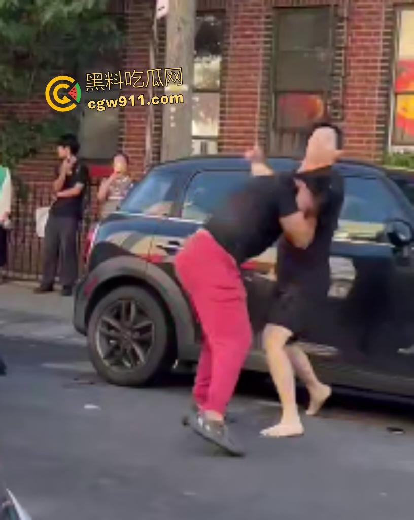美国街头白人种族主义者狂喷黄种人歧视辱骂,被黄种拳皇暴揍成狗,嚣张叫嚣come here还挨拳反杀!-3