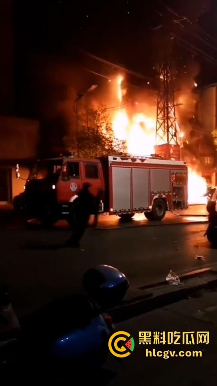 湖北荆门服装城突生大火 整座楼烧成空架损失惨重 现场真实大火视频曝光-3