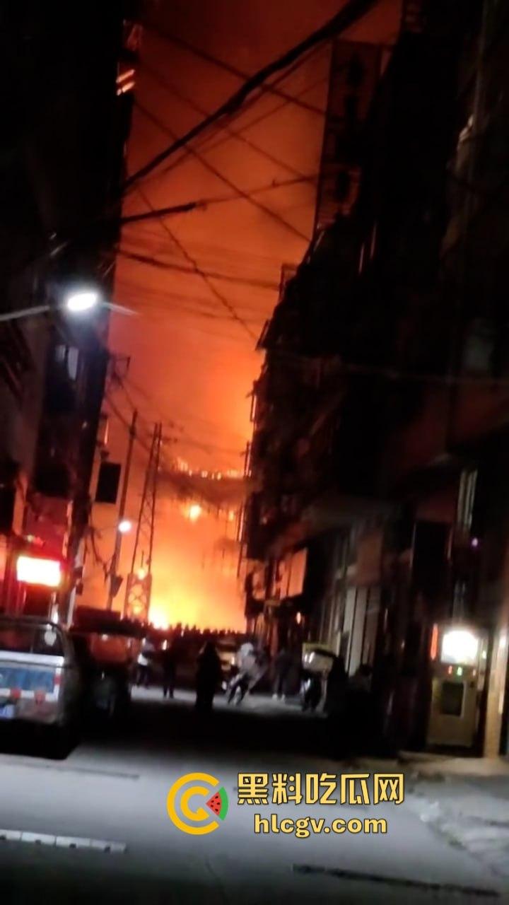 湖北荆门服装城突生大火 整座楼烧成空架损失惨重 现场真实大火视频曝光-7