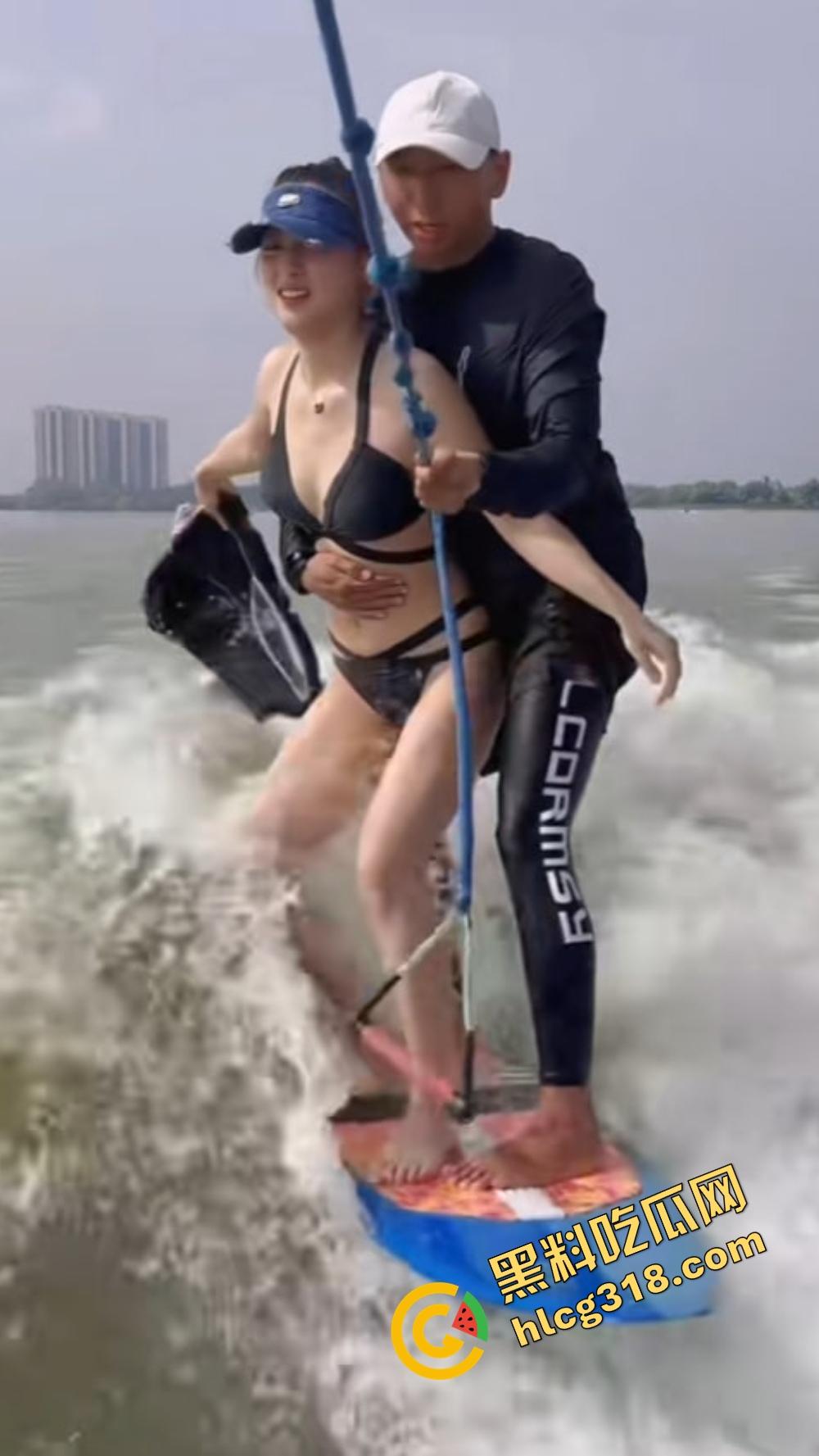 极品美女海边冲浪，比基尼裹不住大奶，教练见了直接支帐篷，裤裆顶出形状全场尴尬！-3