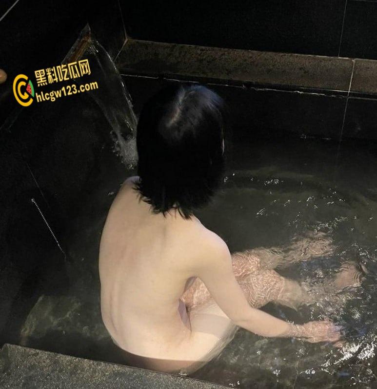 肤白貌美台妹淋浴脱衣到桑拿3P， 前后骑乘夹击， 干完腿都软了 !-7