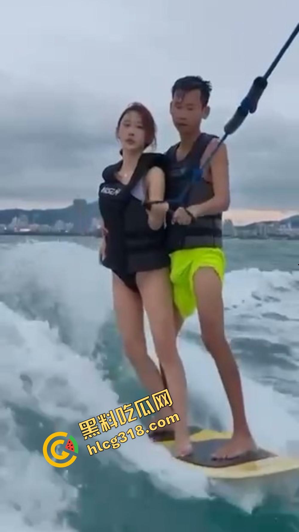 极品美女海边冲浪，比基尼裹不住大奶，教练见了直接支帐篷，裤裆顶出形状全场尴尬！-8