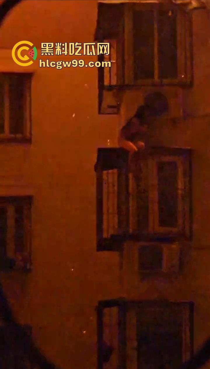 厦门小区楼顶火烧屁股，裸女6楼栏杆上被困哭成傻逼，物业还在睡大觉！-4