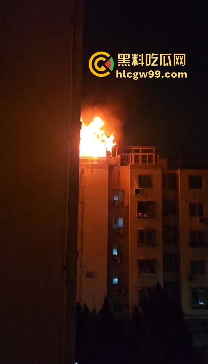 厦门小区楼顶火烧屁股，裸女6楼栏杆上被困哭成傻逼，物业还在睡大觉！-6