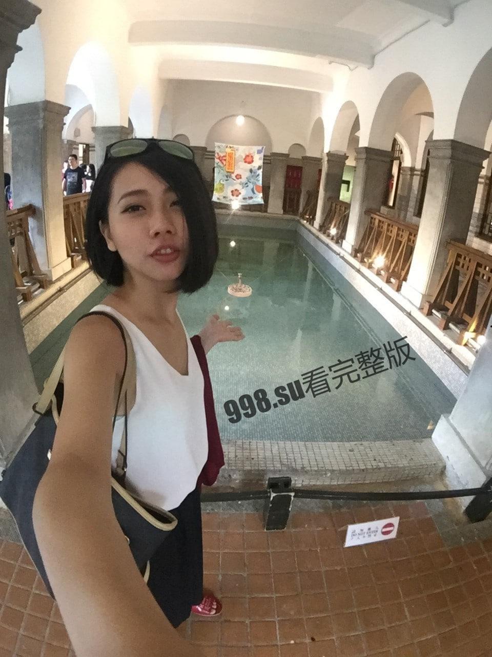 叼着避孕套的露脸小母狗！超骚大堂经理【小瑜】穿着工作服戴着肛塞卫生间拉出来舔一舔