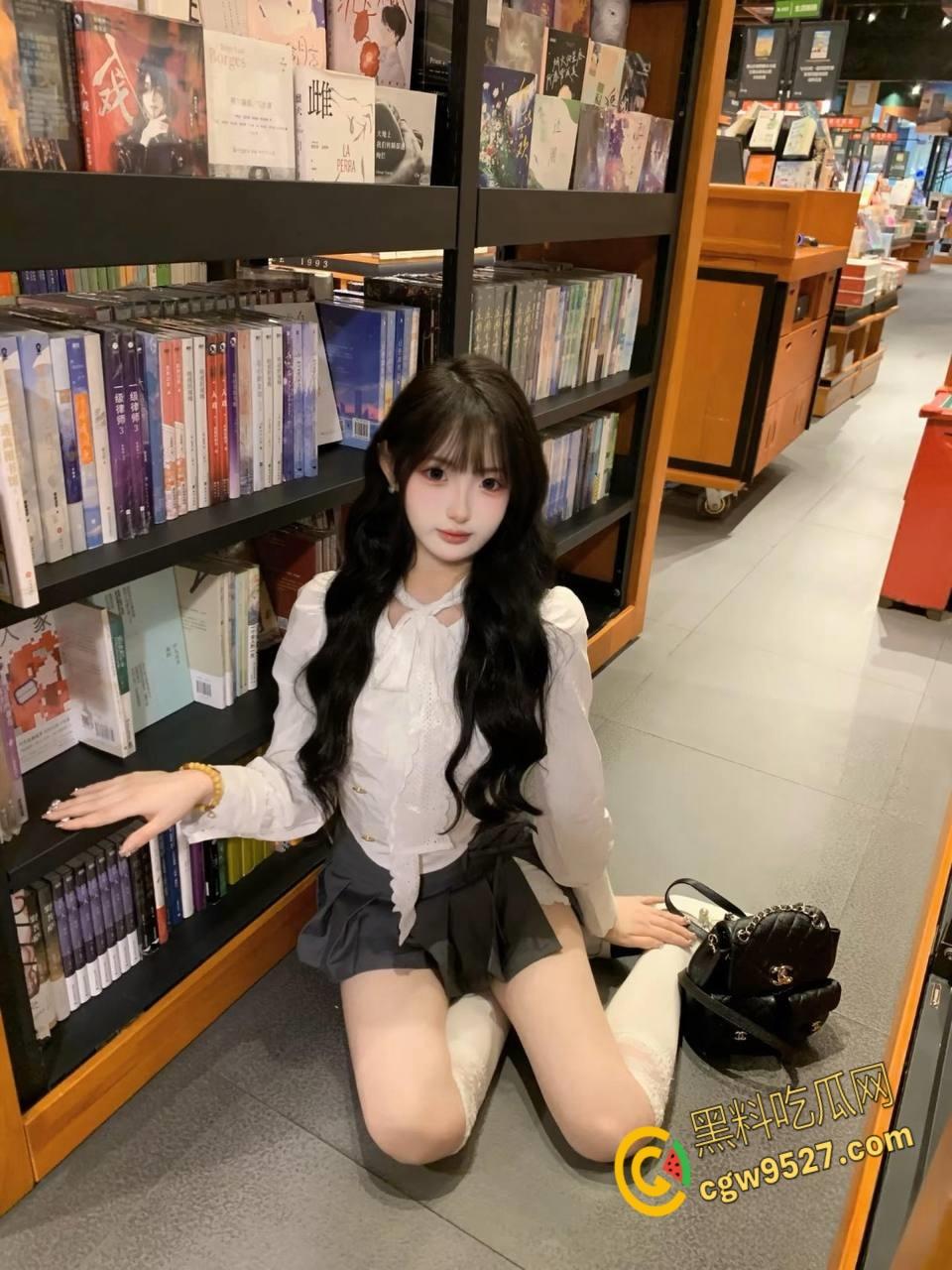 南昌大学清纯学妹【童淑贤】,与炮友外出旅游陪玩陪睡, 颜值很高口交娴熟,这就是你们眼里的女神 !-3