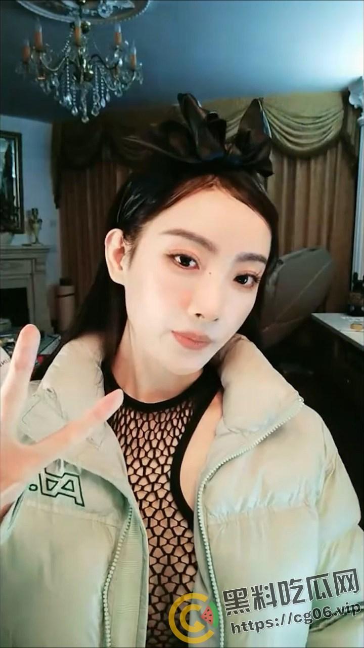 央视主持人【马卉】抖音再次整大活 疯狂擦边 直播的时候给粉丝看奶子照片 难不成想下海？