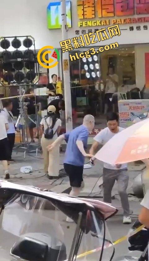 湖南株洲大街惊现冯小刚耍大牌事件,粉丝手机被打掉,热屁股贴冷板凳!-7