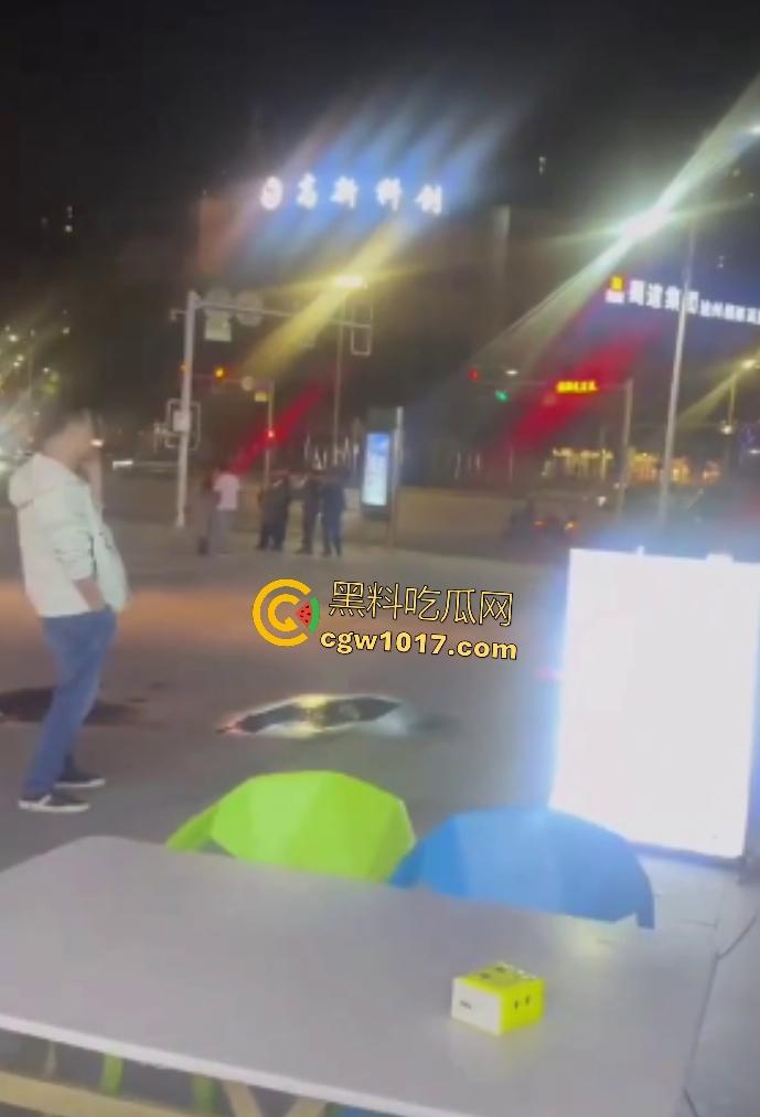 达州街头“刀皇”用菜刀袭警，小冲突变警匪大戏，警车撞击刀皇还能立马站起来，女友抱腿才能制服，太牛逼了！