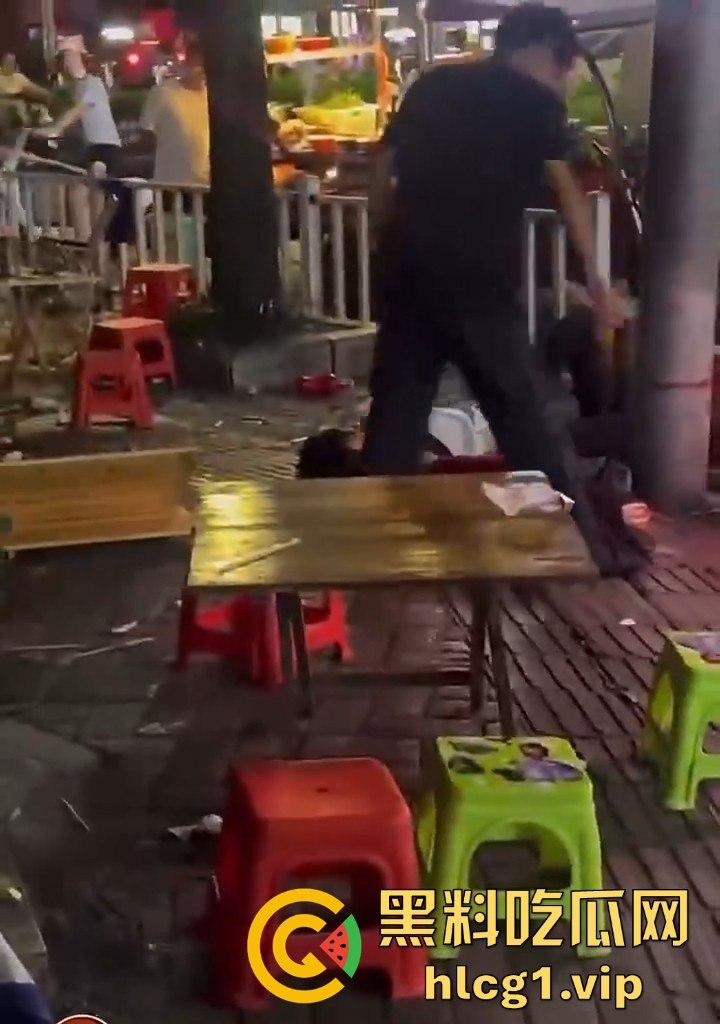 吵架吵成命案！烧烤摊男子聊天被女子嫌吵，竟拔刀相向当场捅人！