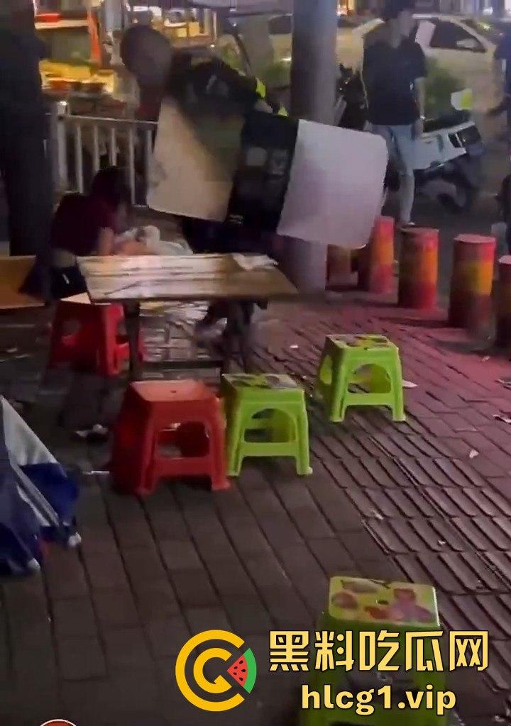 吵架吵成命案!烧烤摊男子聊天被女子嫌吵,竟拔刀相向当场捅人!-2