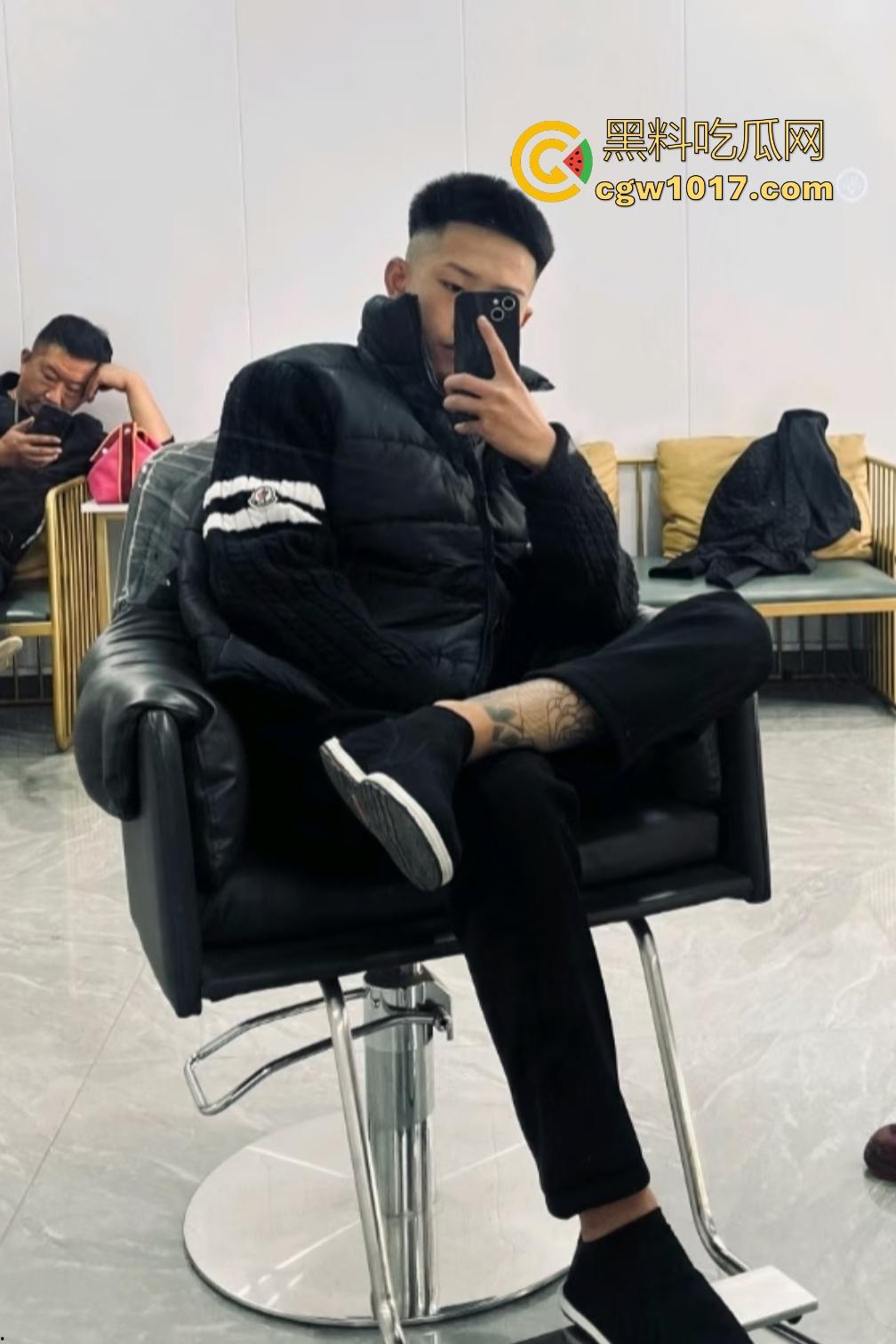 东北吉林豪横精神小伙小妹拳打脚踢白衣男，满嘴“打你咋地打你咋滴”，谁让白衣男欺负别人媳妇呢，找打！