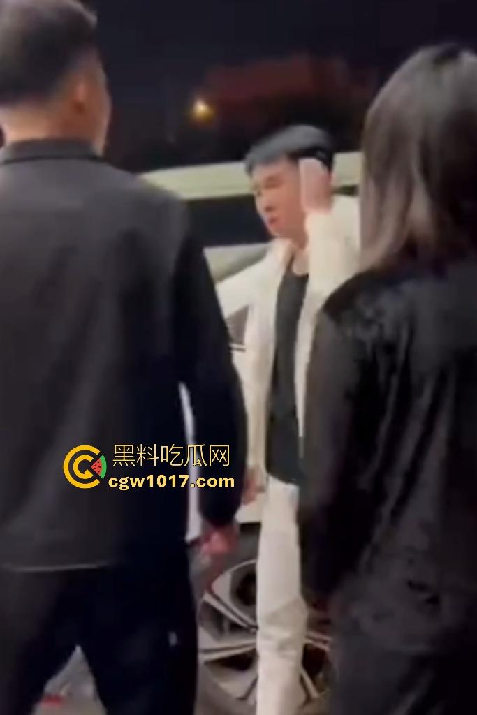 东北吉林豪横精神小伙小妹拳打脚踢白衣男,满嘴“打你咋地打你咋滴”,谁让白衣男欺负别人媳妇呢,找打!-2