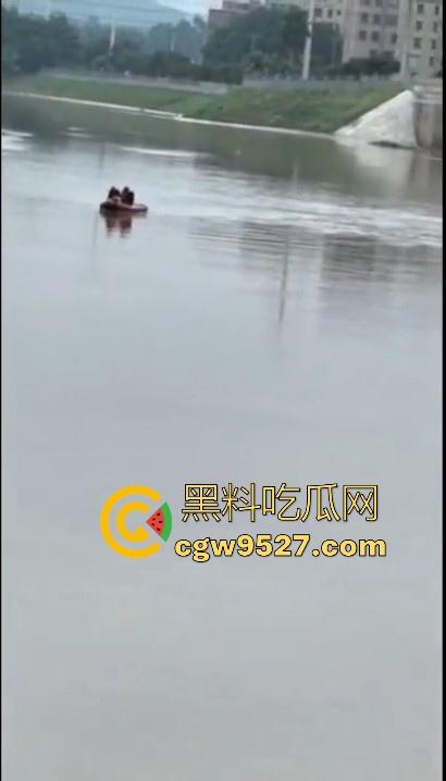 东莞一女司机开车掉河里,车辆像脱缰野马般直冲河中,送医院抢救无效死亡!-7