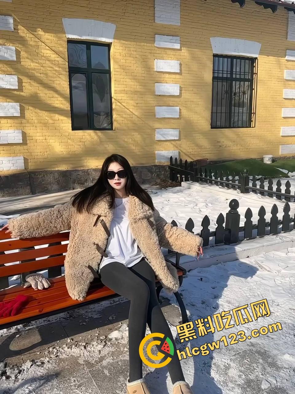 妹子穿小短裤黑色蕾丝内衣上阵,一进门就让人心跳飙升,这是方便随时脱光直接上马?-3