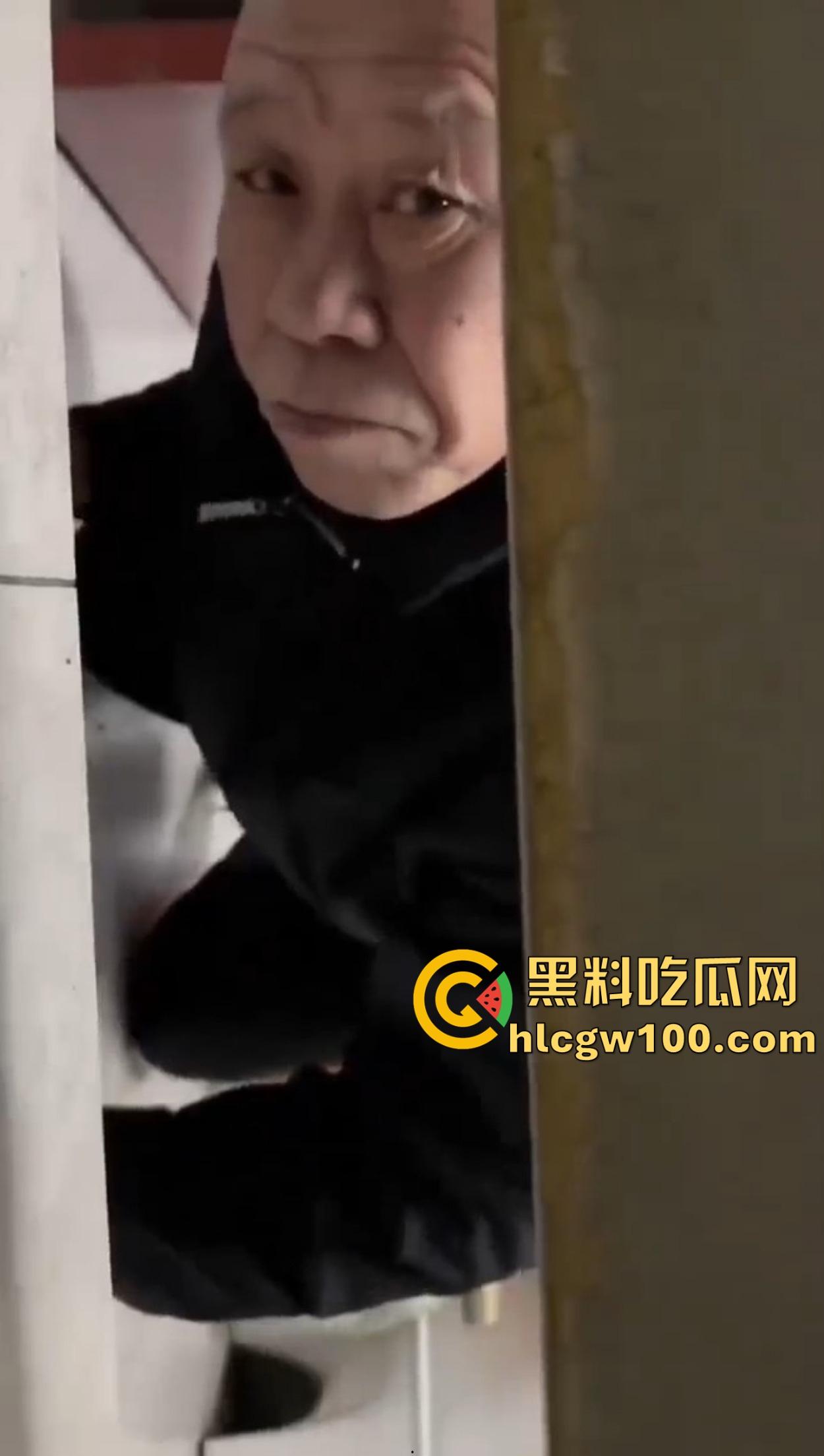 老逼登儿女厕偷窥上瘾，被钓鱼抓个正着，吓得妹子裤子都提不起来，下次建议直接尿他脸上黄汤伺候洗洗清醒！