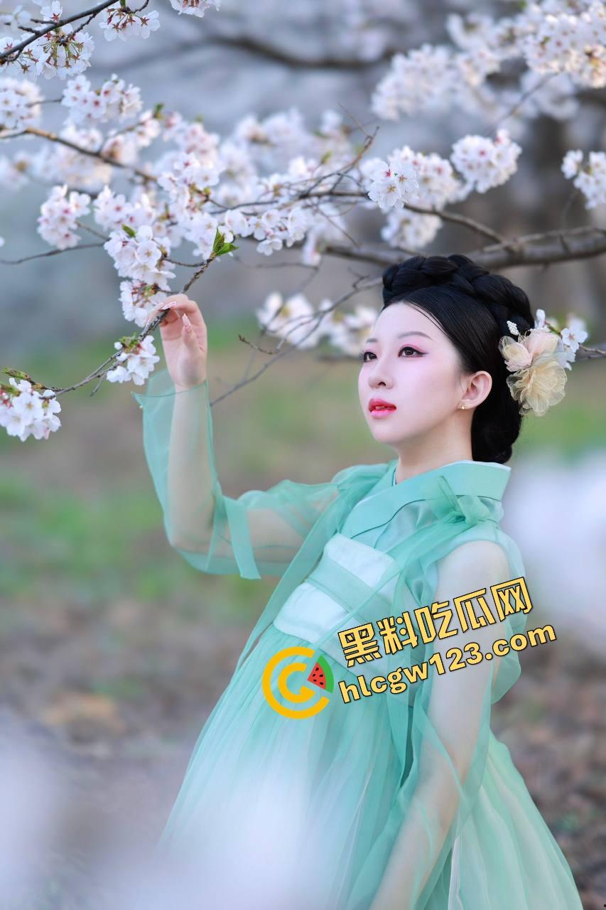 妹子穿小短裤黑色蕾丝内衣上阵,一进门就让人心跳飙升,这是方便随时脱光直接上马?-7