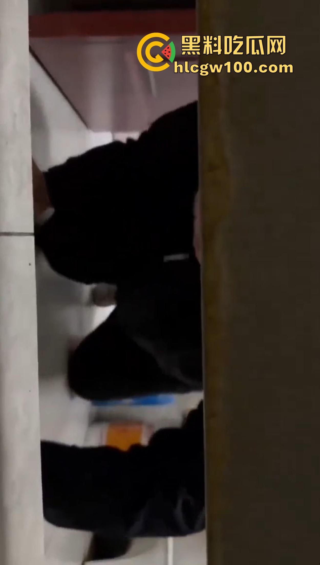 老逼登儿女厕偷窥上瘾,被钓鱼抓个正着,吓得妹子裤子都提不起来,下次建议直接尿他脸上黄汤伺候洗洗清醒!-2