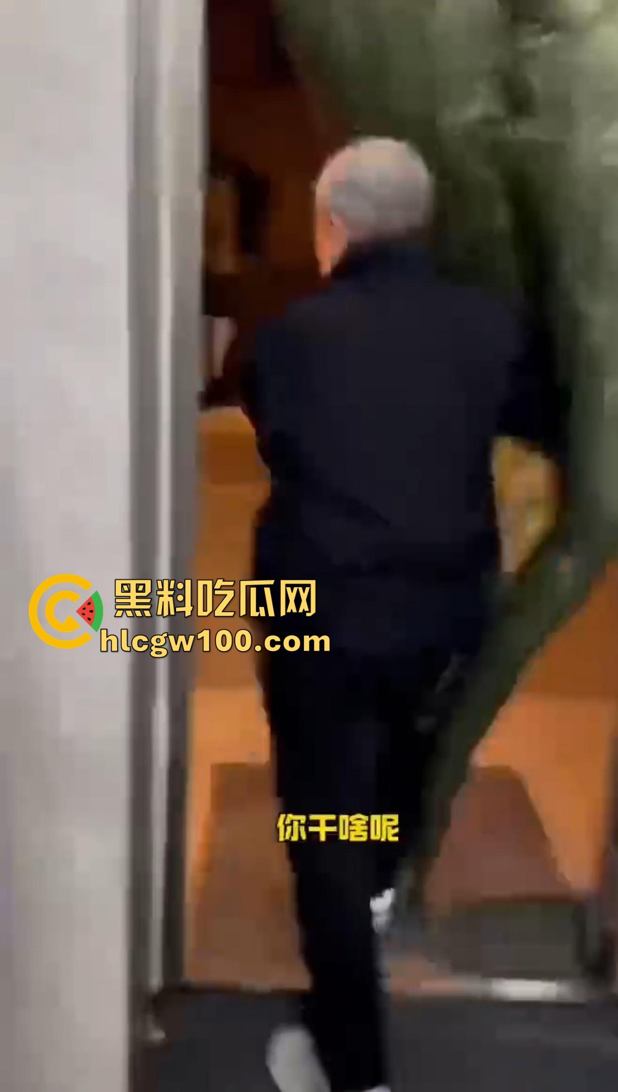 老逼登儿女厕偷窥上瘾,被钓鱼抓个正着,吓得妹子裤子都提不起来,下次建议直接尿他脸上黄汤伺候洗洗清醒!-3