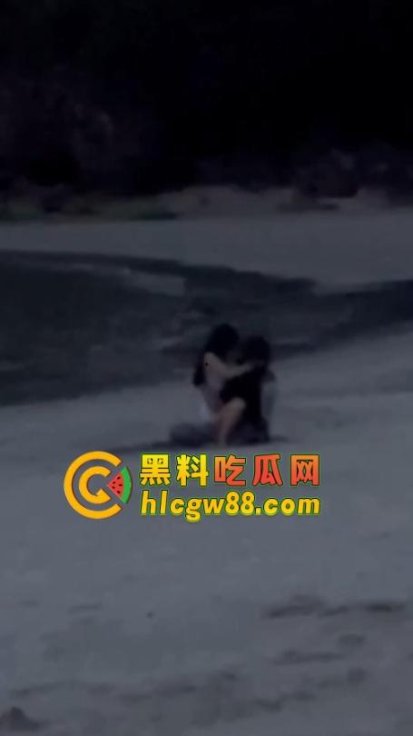 越南网黄『奥利安』岘港海滩操场完成任务,电动骚马达榨大哥屌汁炸沙,速操收米回去继续播!-10