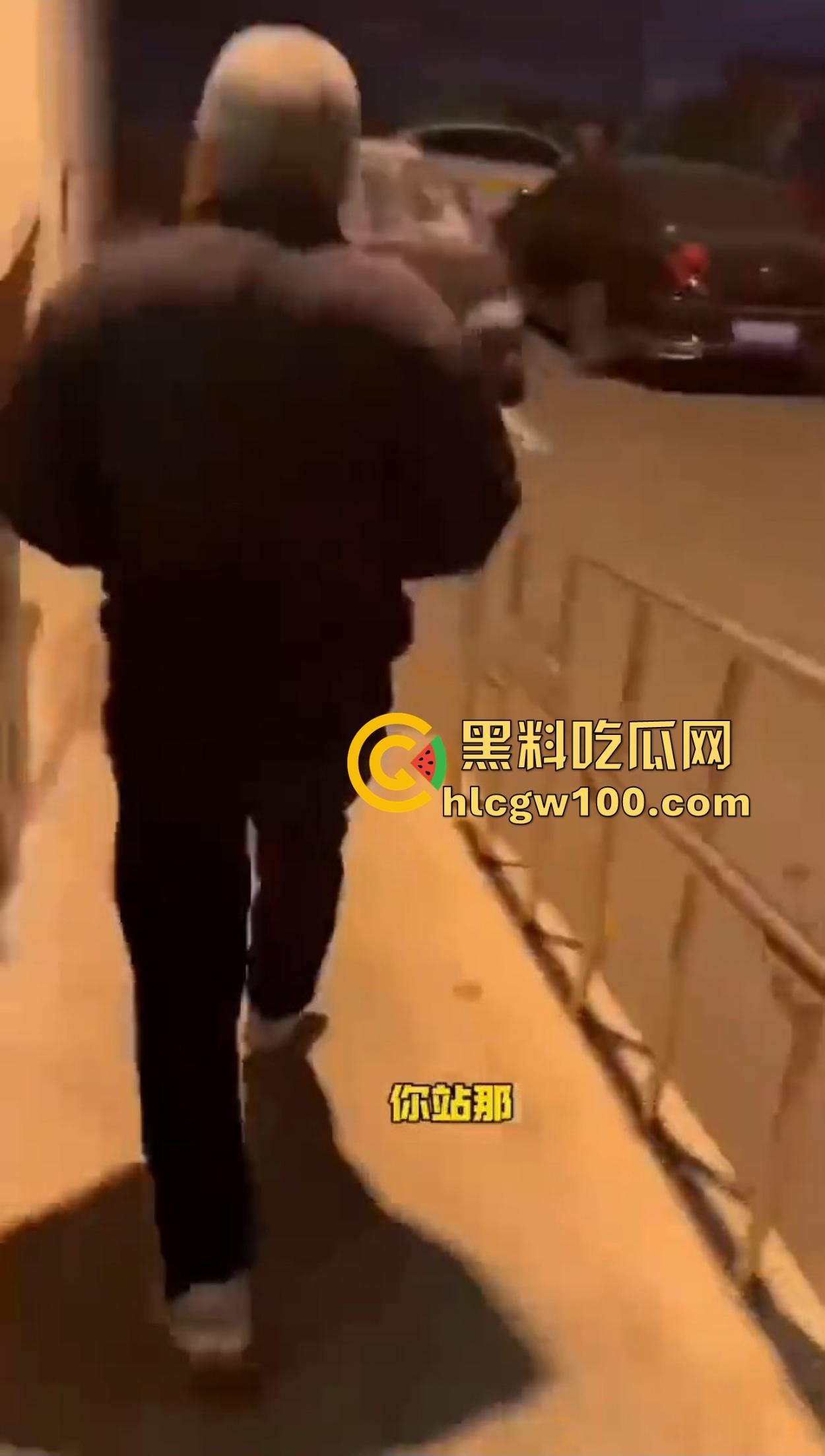 老逼登儿女厕偷窥上瘾,被钓鱼抓个正着,吓得妹子裤子都提不起来,下次建议直接尿他脸上黄汤伺候洗洗清醒!-4