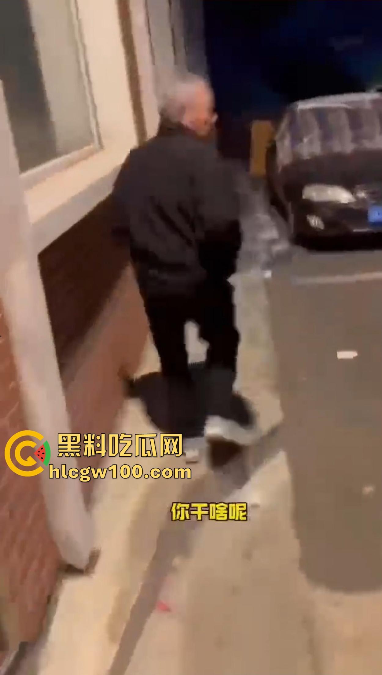 老逼登儿女厕偷窥上瘾,被钓鱼抓个正着,吓得妹子裤子都提不起来,下次建议直接尿他脸上黄汤伺候洗洗清醒!-5