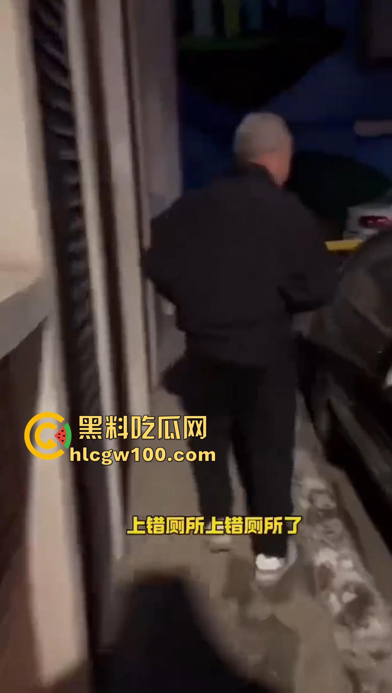 老逼登儿女厕偷窥上瘾,被钓鱼抓个正着,吓得妹子裤子都提不起来,下次建议直接尿他脸上黄汤伺候洗洗清醒!-7