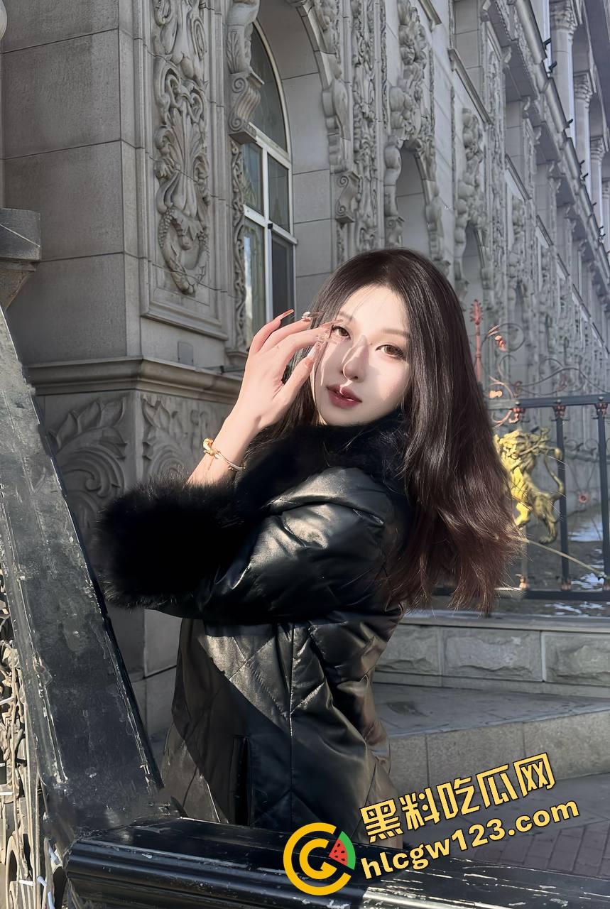 妹子穿小短裤黑色蕾丝内衣上阵,一进门就让人心跳飙升,这是方便随时脱光直接上马?-11