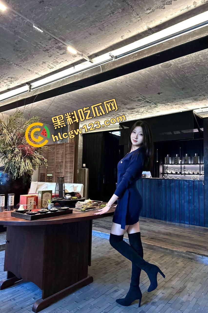 妹子穿小短裤黑色蕾丝内衣上阵,一进门就让人心跳飙升,这是方便随时脱光直接上马?-12