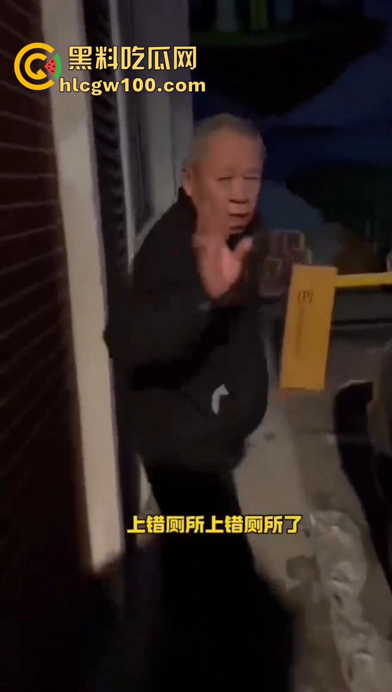 老逼登儿女厕偷窥上瘾,被钓鱼抓个正着,吓得妹子裤子都提不起来,下次建议直接尿他脸上黄汤伺候洗洗清醒!-8