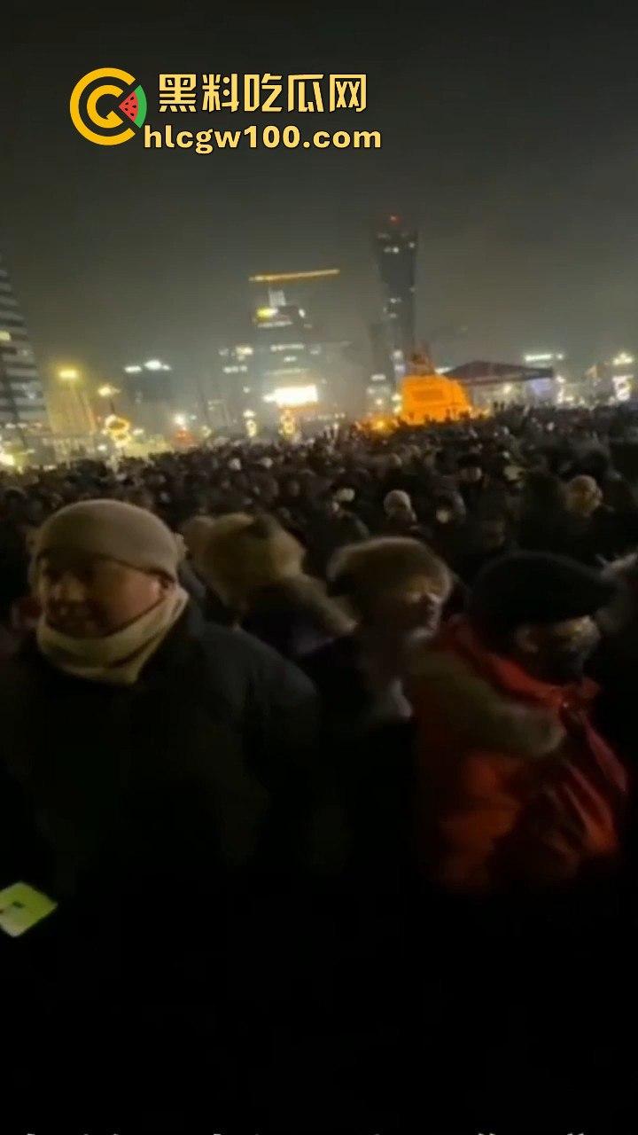 蒙古首都乌兰巴托市中心发生大规模示威游行,原来邻国也不是想象中的那么太平嘛-5