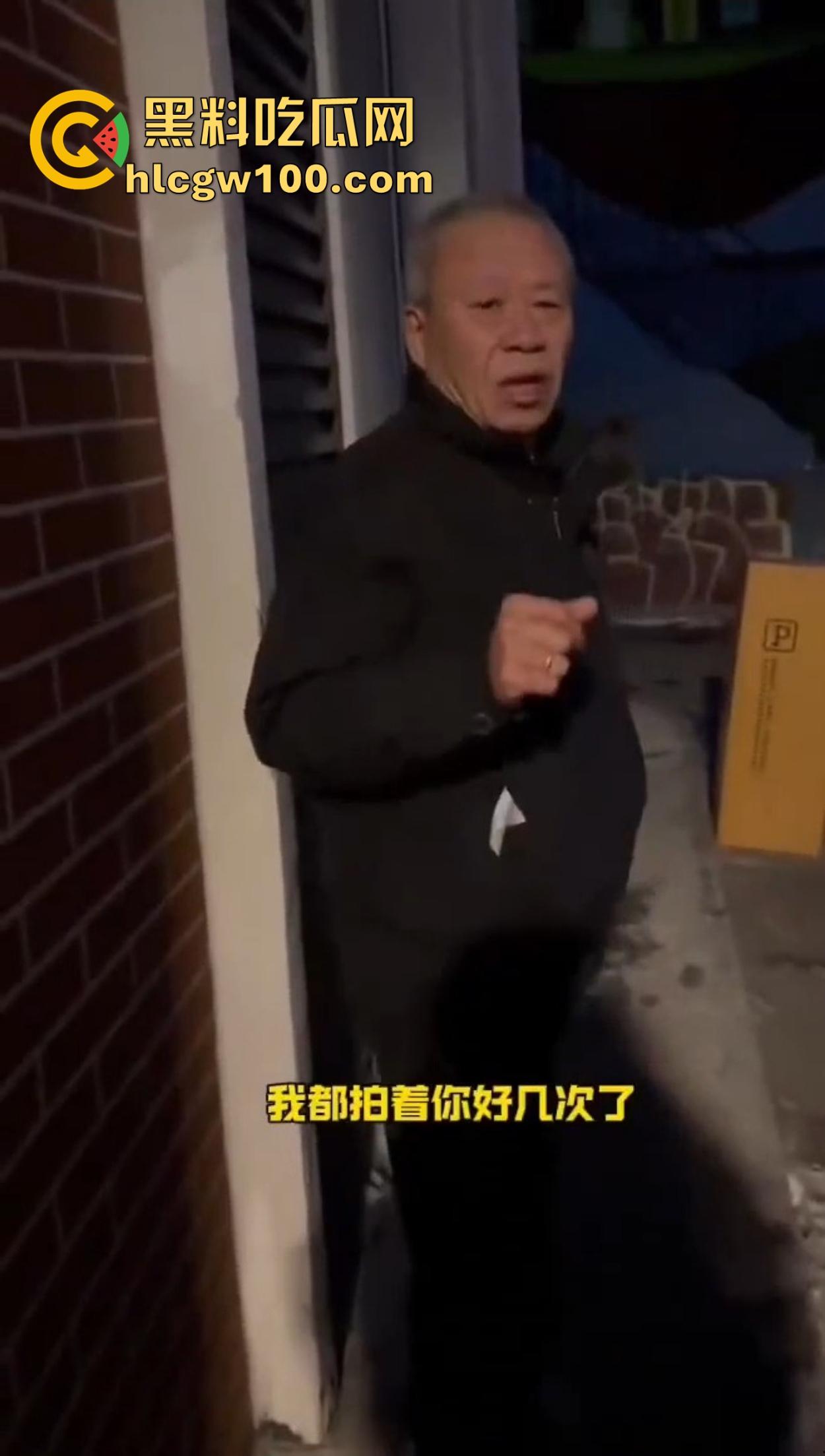 老逼登儿女厕偷窥上瘾,被钓鱼抓个正着,吓得妹子裤子都提不起来,下次建议直接尿他脸上黄汤伺候洗洗清醒!-9