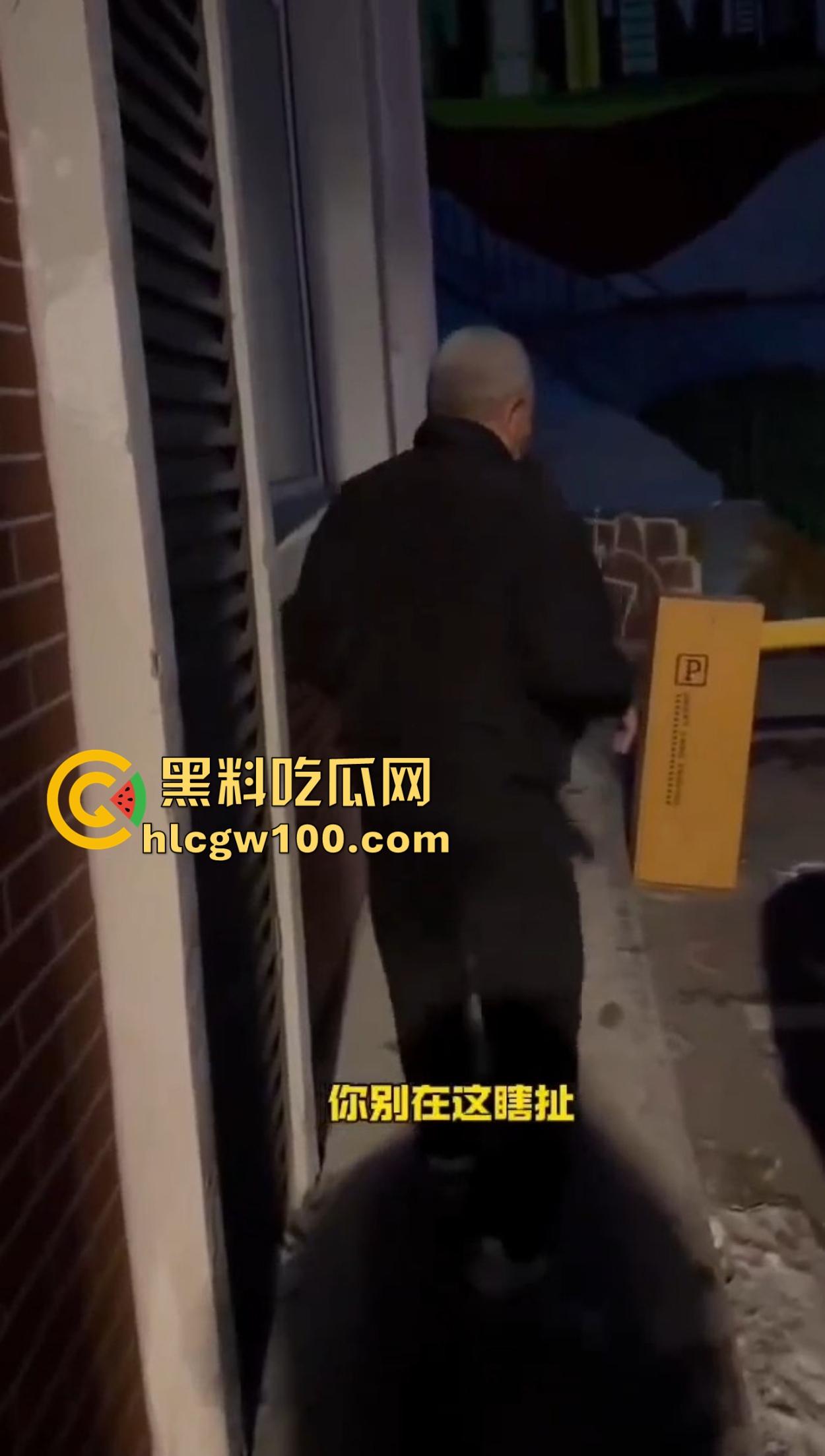 老逼登儿女厕偷窥上瘾,被钓鱼抓个正着,吓得妹子裤子都提不起来,下次建议直接尿他脸上黄汤伺候洗洗清醒!-10