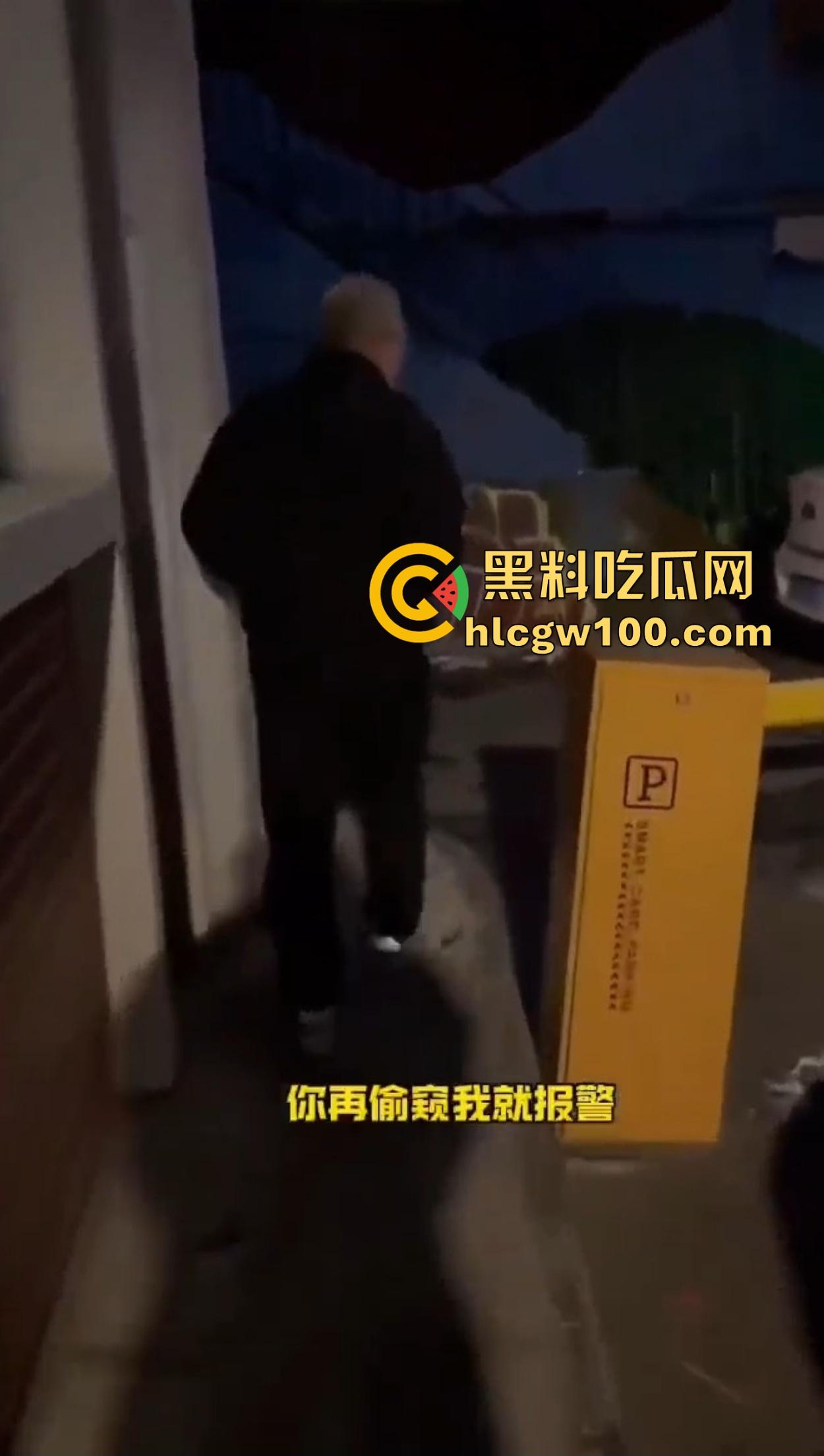 老逼登儿女厕偷窥上瘾,被钓鱼抓个正着,吓得妹子裤子都提不起来,下次建议直接尿他脸上黄汤伺候洗洗清醒!-11