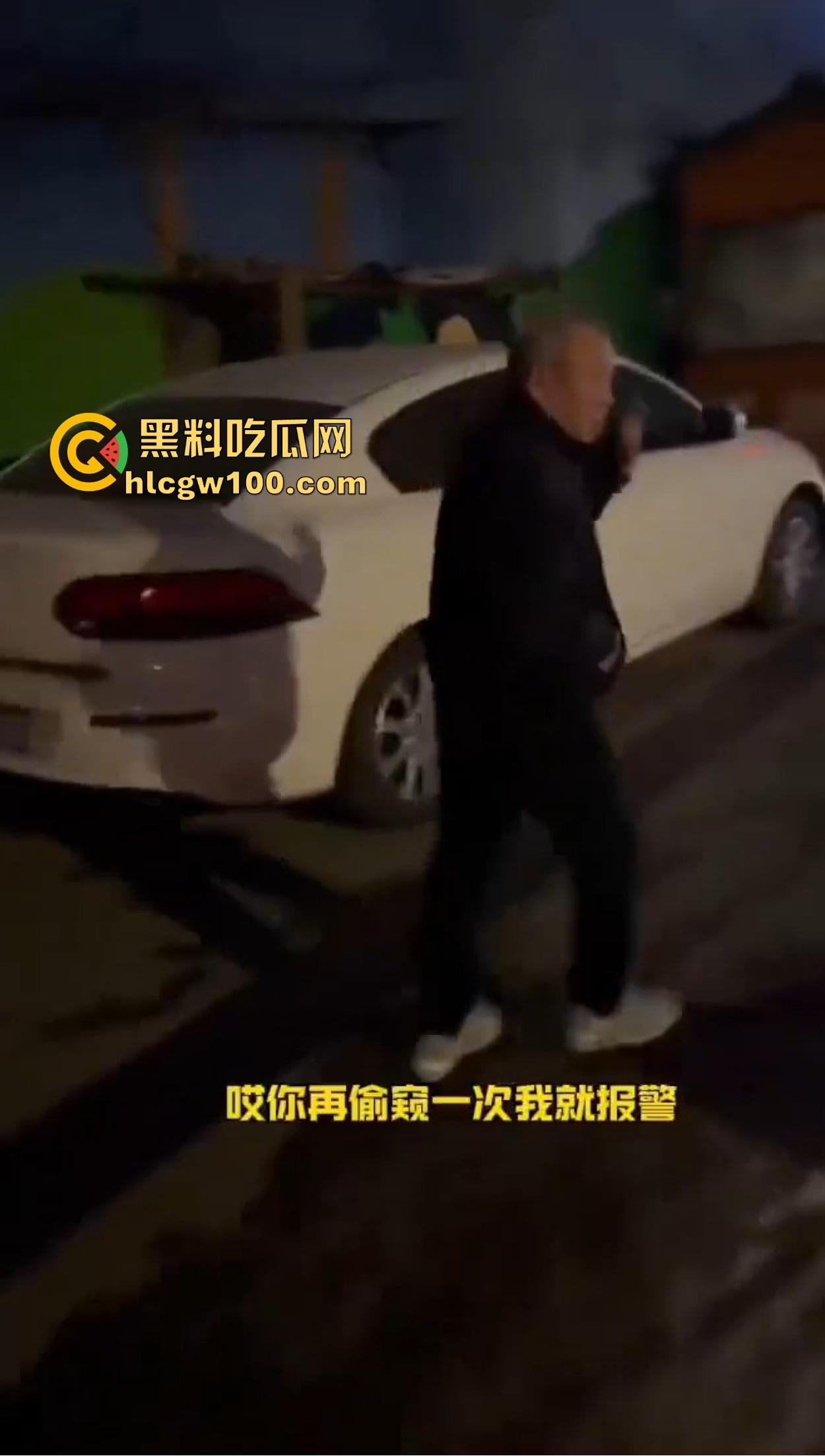 老逼登儿女厕偷窥上瘾,被钓鱼抓个正着,吓得妹子裤子都提不起来,下次建议直接尿他脸上黄汤伺候洗洗清醒!-12