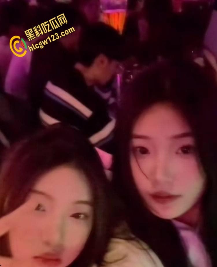 陕西嫩妹五一酒店走廊开战!清纯眼镜妹变身反差女王,男友后入狂欢,监控都看湿了!-4